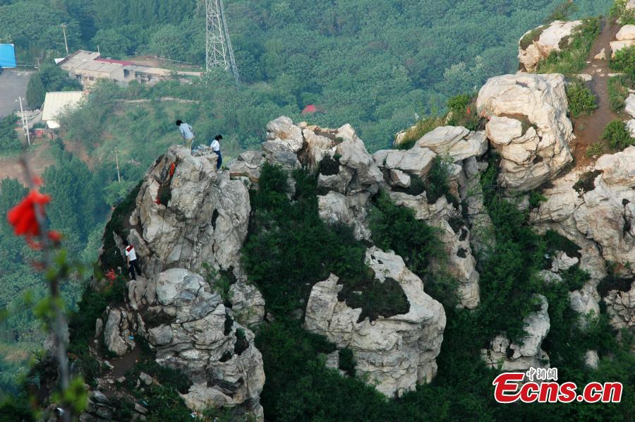 Tourists risk life in unruly journey (1/3)