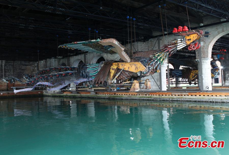 Sculpture installation Phoenix flies to Venice(1/4)
