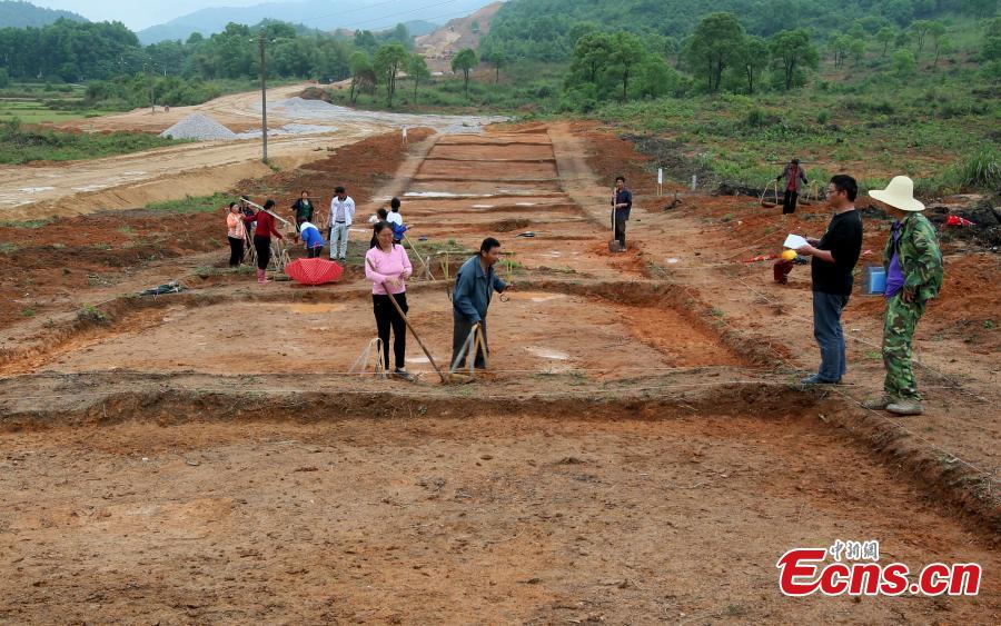 Expressway construction unearths 3,000-year-old pottery pieces (1/3)