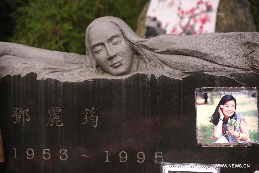 Fans commemorate 20th anniv. of death of Teresa Teng in Taiwan(1/7)