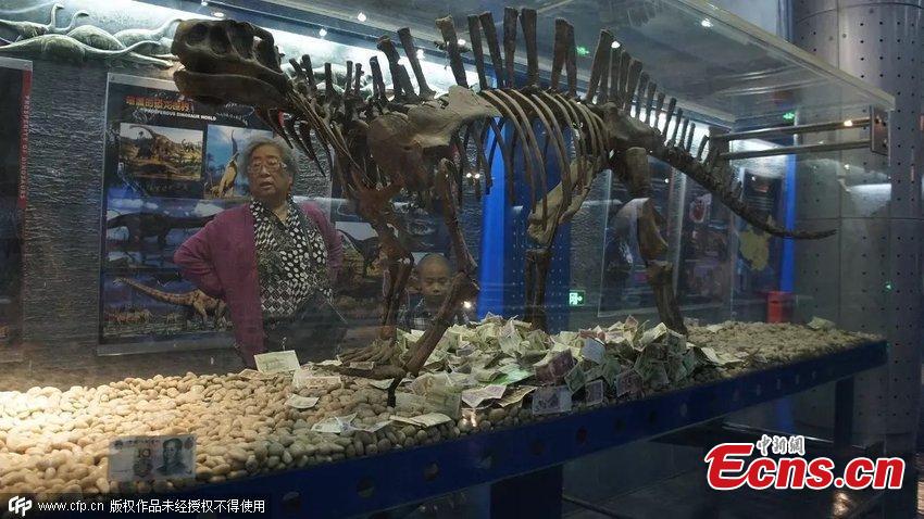 Dinosaur treated like god of wealth for some tourists(1/3)