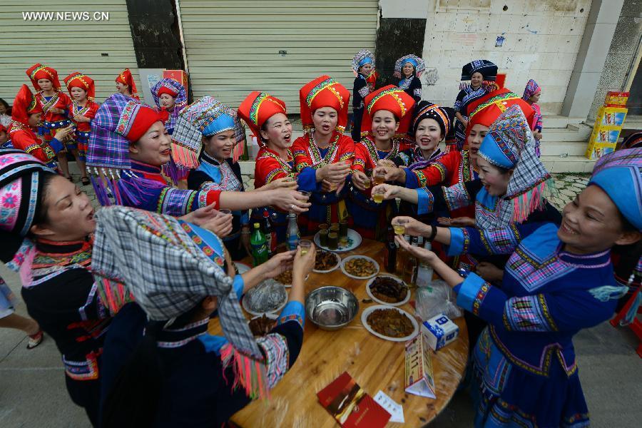 Zhuang ethnic group people hold hundred-family banquets(1/8)