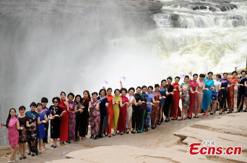 Qipao lovers make a splash at waterfall scenic spot(1/4)