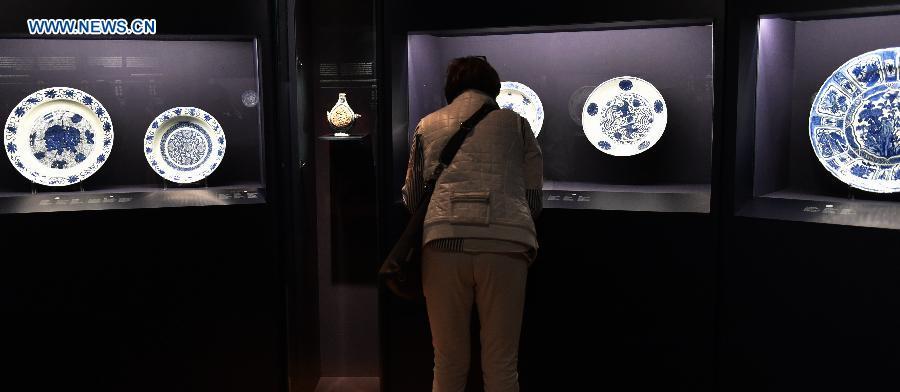 Exhibition of Chinese porcelain plates opens to public in Lisbon(1/2)