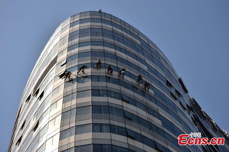 High-rise cleaners endure high risk in Beijing(1/9)