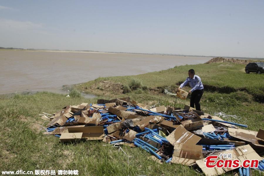 Police destroy confiscated bullets, explosives in Zhengzhou (1/3)