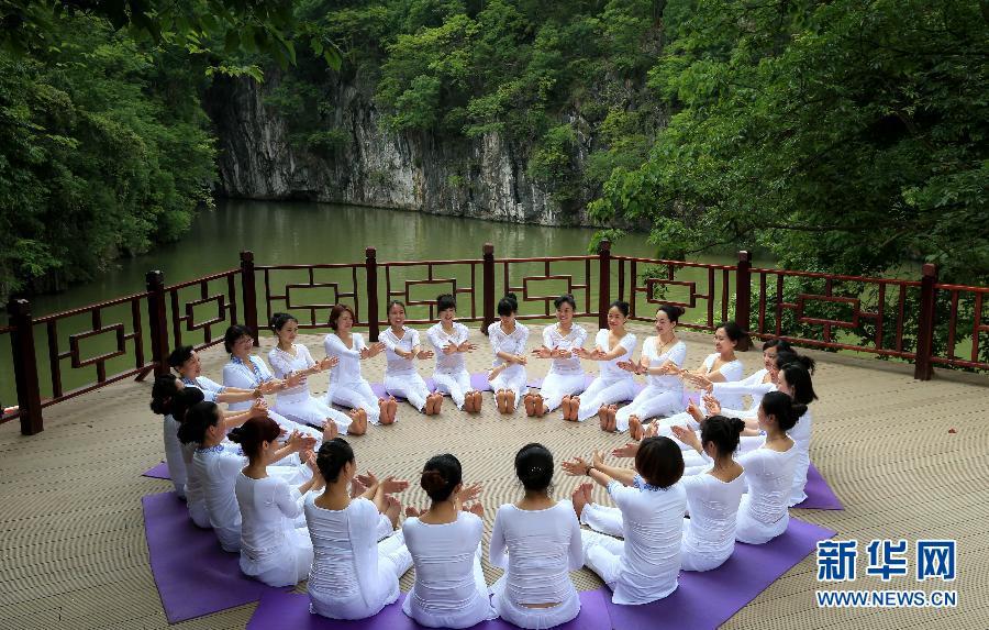 Practicing yoga among green hills and clear water(1/6)