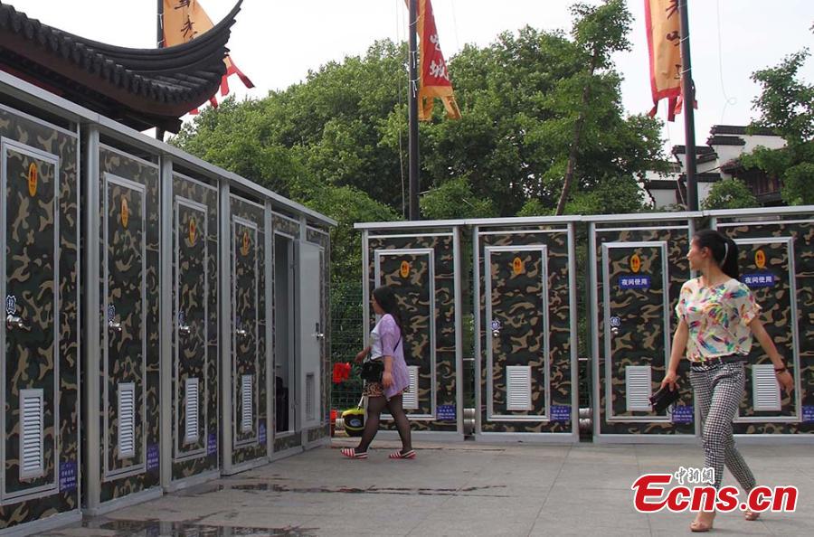 Camouflage-pattern mobile toilets capture eyes at scenic spot (2/2)