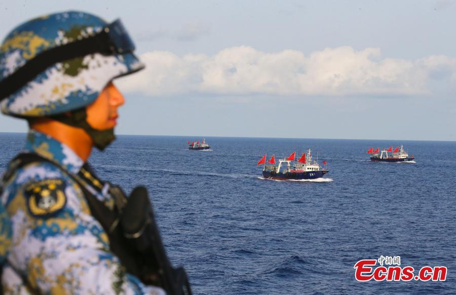 Missile destroyer escorts fishing vessels in the Gulf of Aden(1/10)