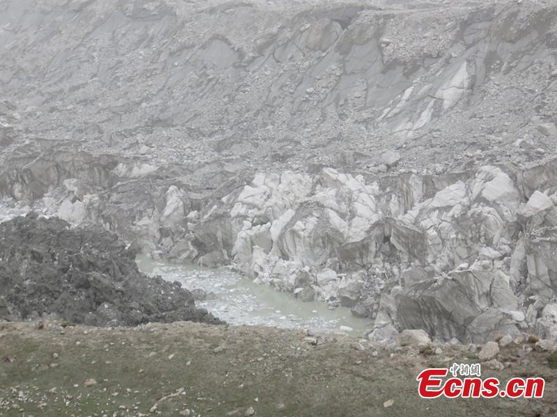Climate change causes glacier collapse in Xinjiang(1/3)