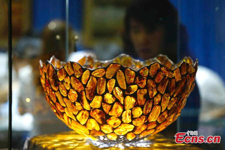 Amber exhibition held in Beijing's iconic antique market(1/4)