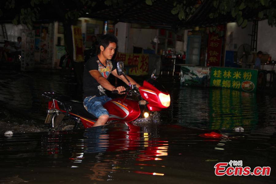 SW China city hit by heavy rain (1/8)