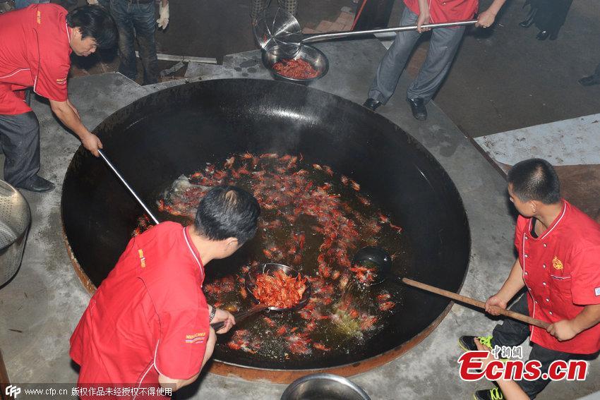 Four cooks make 500kg spicy shrimp in old way (1/3)