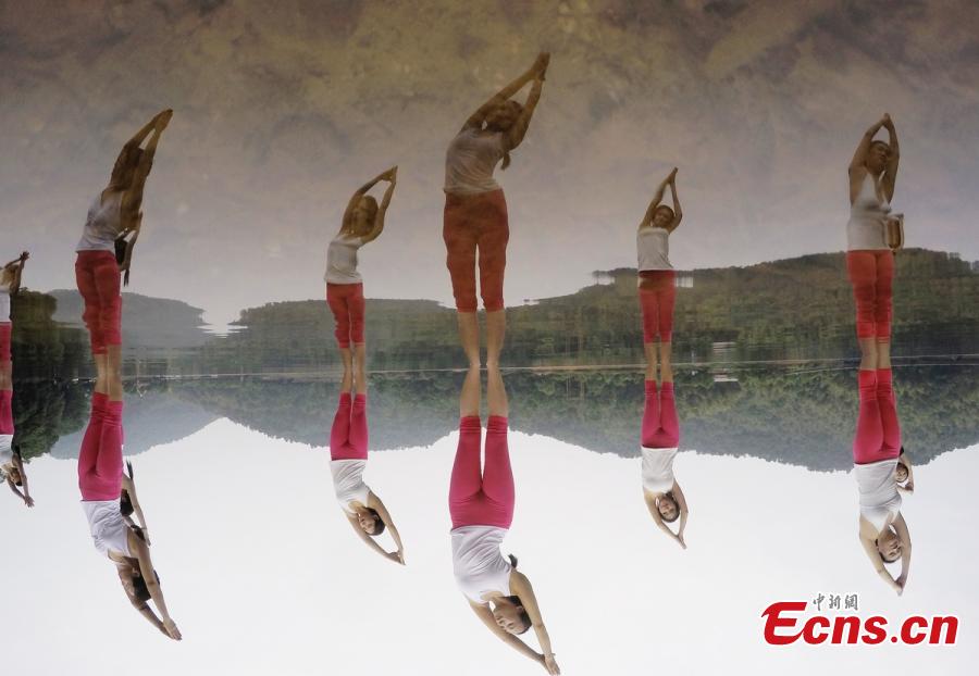 Yoga enthusiasts dance in water (1/10)