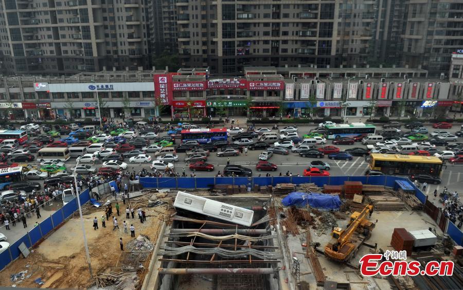 Bus runs into subway site in East China city(1/5)