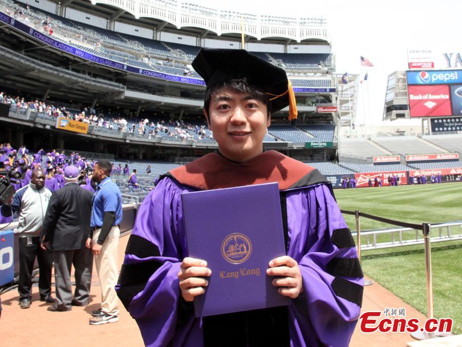 Pianist Lang Lang receives NYU honorary doctorate(1/4)