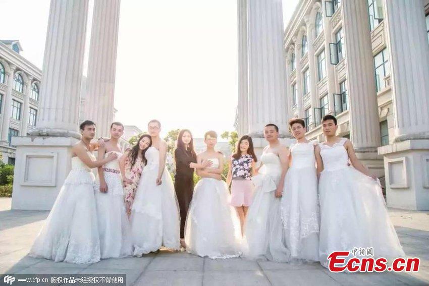 Male graduates don bridal gowns for unique memento (1/3)