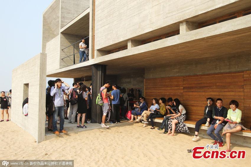 Visitors flock to beach library in Hebei(1/3)