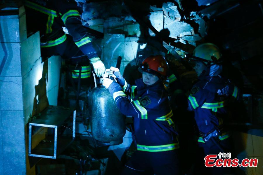 Restaurant catches fire in Beijing (1/6)