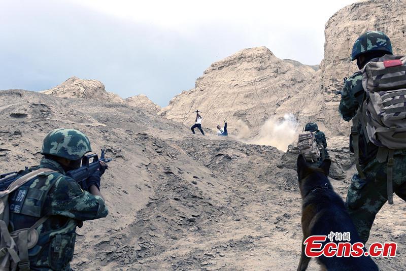 Frontier soldiers take part in combat drill in NW China's Xinjiang(1/2)