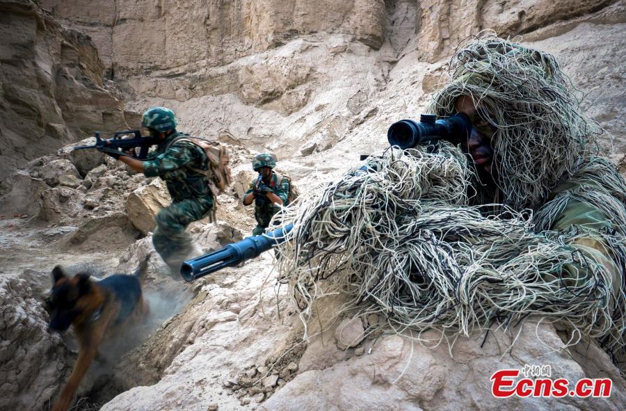 Frontier soldiers take part in combat drill in NW China's Xinjiang (1/1)