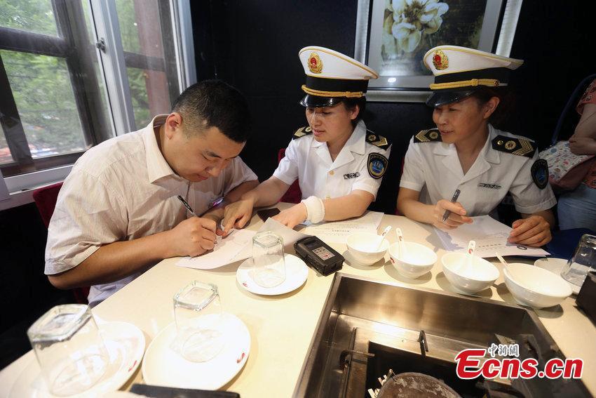Hot pot restaurants reprimanded for anti-smoking violation (1/3)