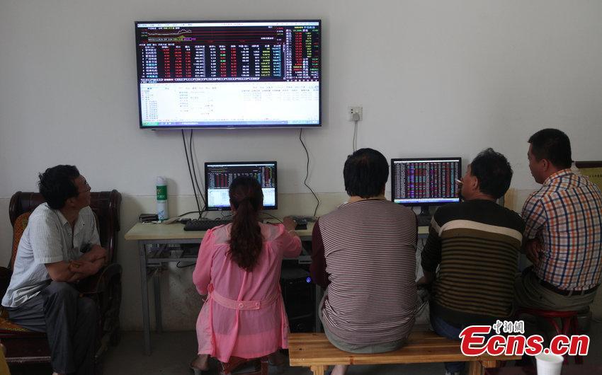 Farmers rush to plough in stock market in Shaanxi (1/3)