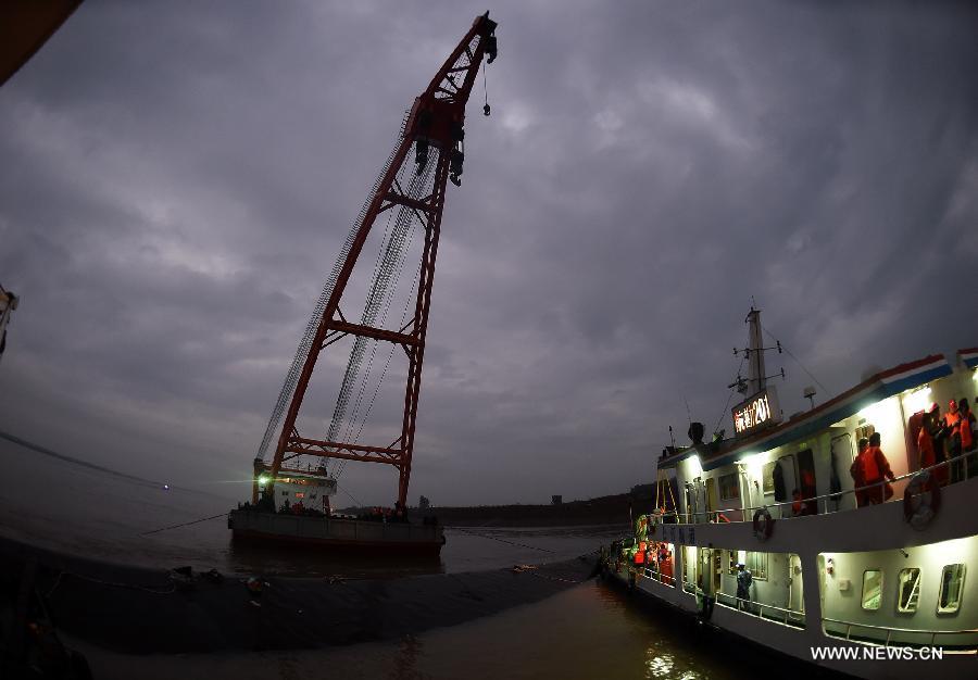 Rescue work continues after ship sinking in Yangtze(1/5)