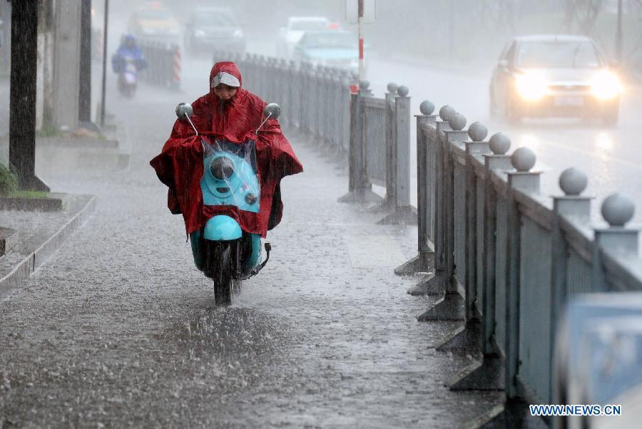 China issues yellow warning for torrential rain(1/6)