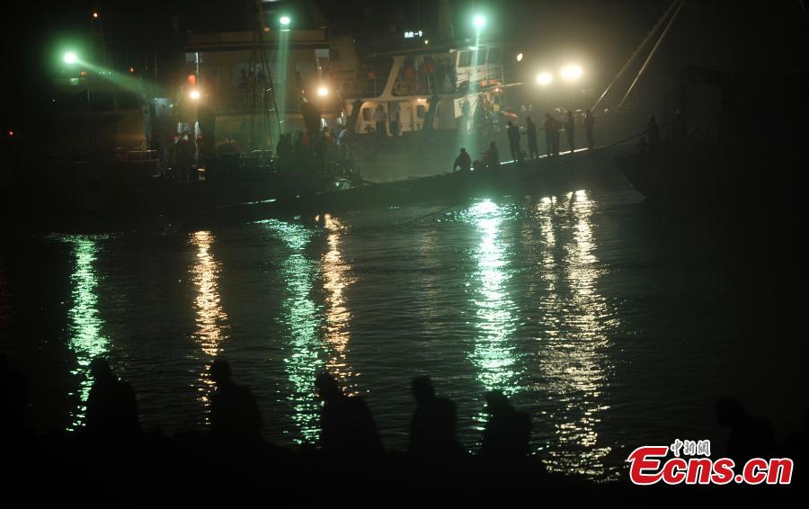 Hundreds remain missing after ship disaster (1/6)