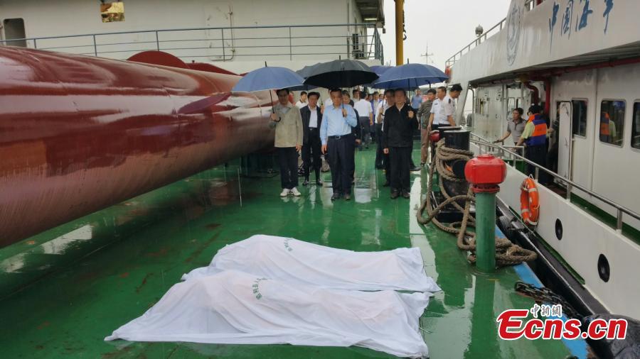 Premier Li stands in silent tribute for victims of sunken ship (1/2)