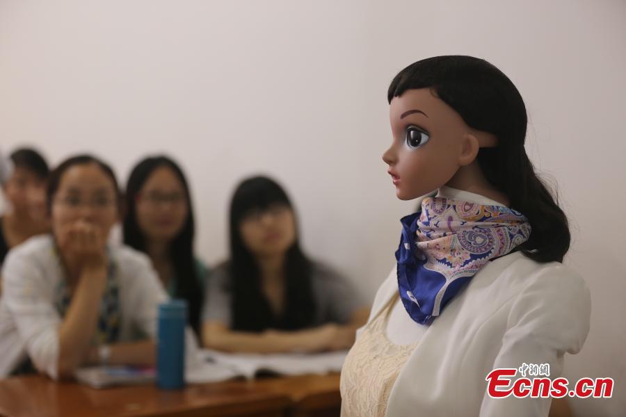 Robot 'Little Beauty' teaches at university (1/4)