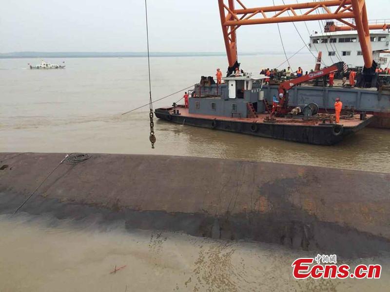 Rescue operation continues on Yangtze River(1/3)