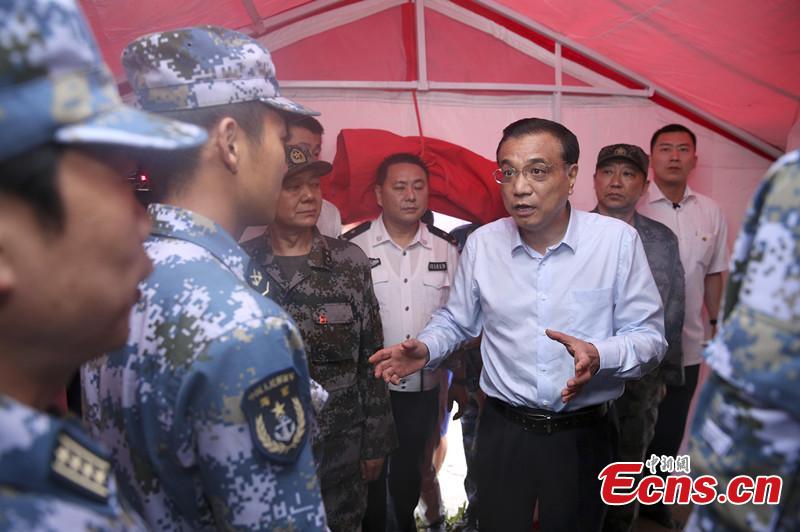 Premier Li visits divers searching for survivors(1/2)