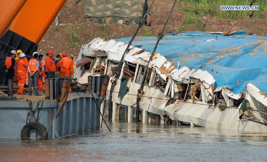 Sunken ship 'Eastern Star' lifted as search continues (1/5)