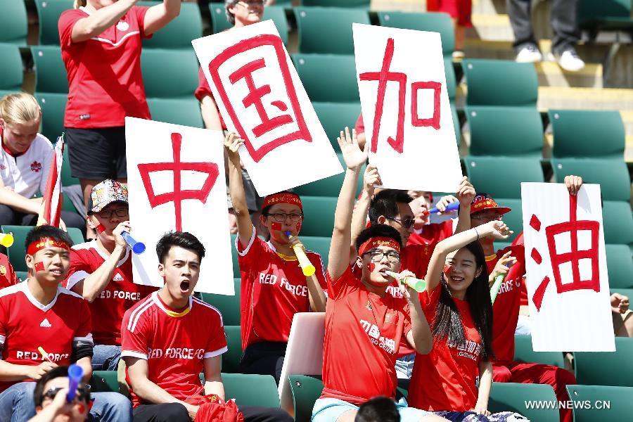 Fans cheer for China's team at FIFA opening match(1/2)