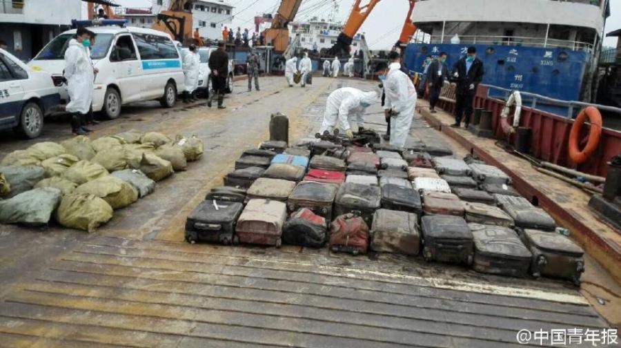 Rescuers find personal items in sunken ship (1/3)