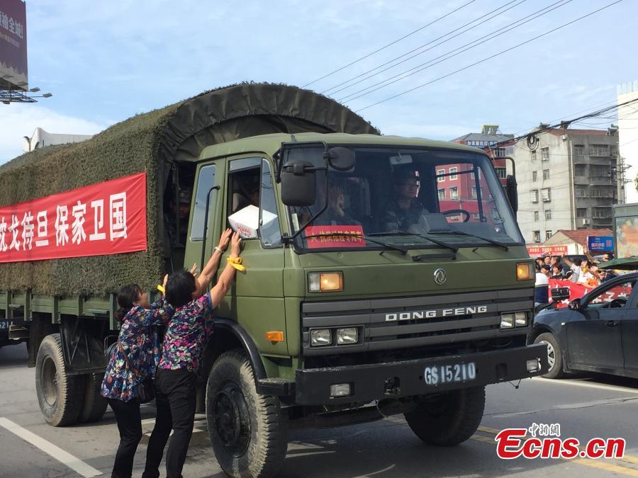 Locals wave goodbye to ship rescuers with respect(1/5)
