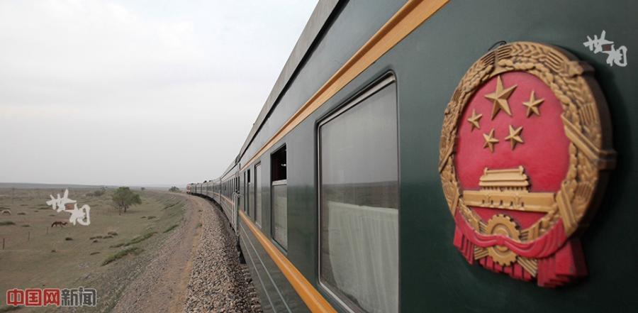 The first train to go through China, Mongolia and Russia(1/10)