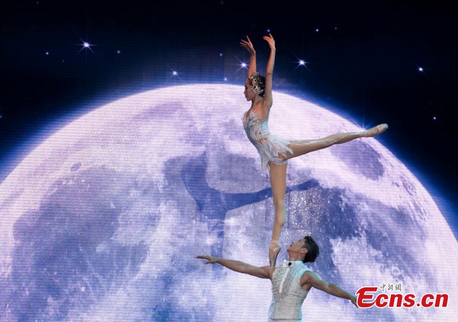 Chinese acrobats perform stunts in Italy (1/10)