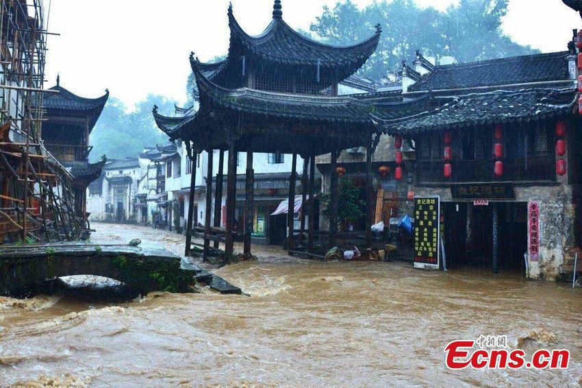 Rainstorm wreaks havoc in E China(1/4)