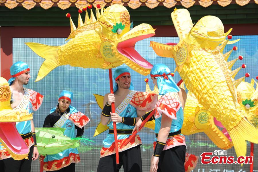 Italians perform Chinese fish lantern dance at Milan Expo(1/5)