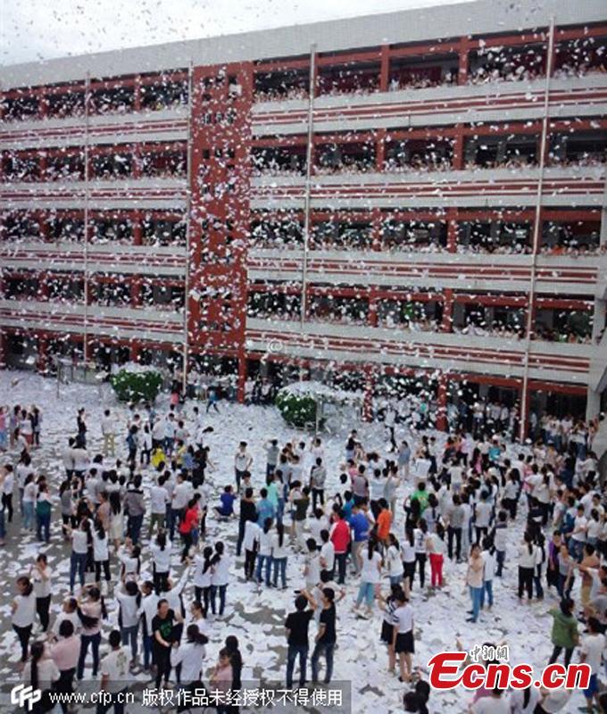 Graduates can't wait to end high school study(1/2)
