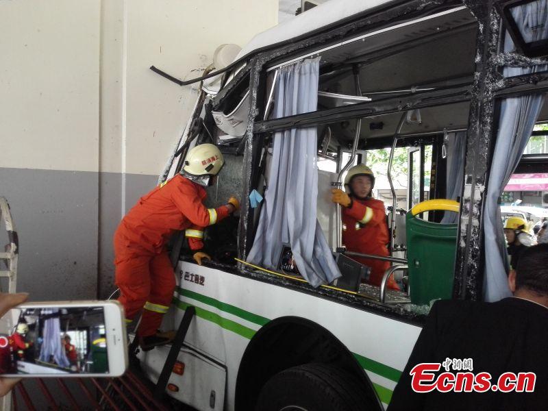 Passengers hurt in bus collision with overpass in Shanghai(1/4)
