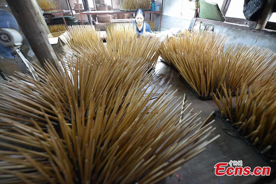 Old chopsticks manufacturer facing decline(1/9)