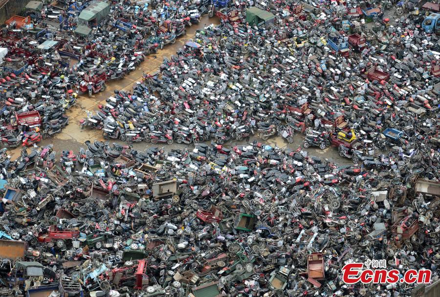Junkyard piled with scrapped vehicles in Hunan (1/1)