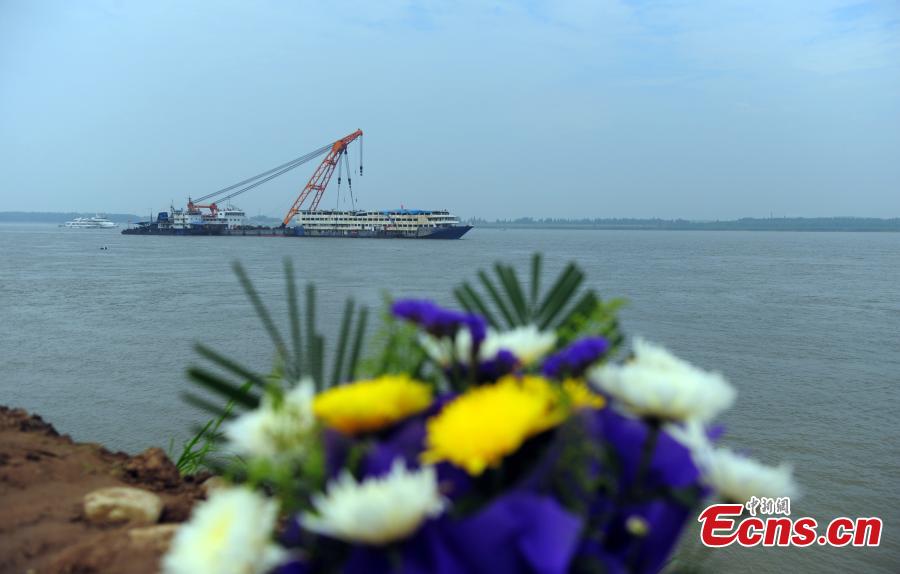 Capsized ship relocated for navigational safety(1/6)