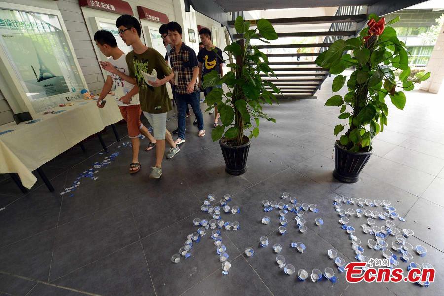 College students hold lost love exhibition (1/8)