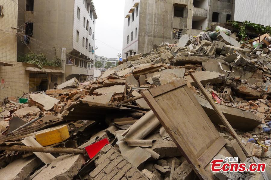 No one injured in 7-storey building collapse (1/2)