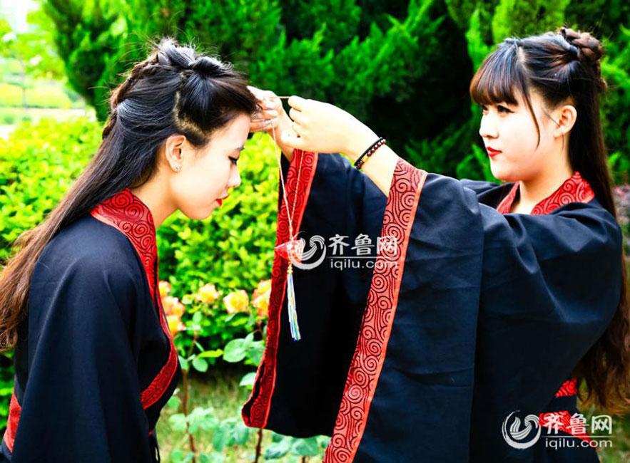 Students celebrate Dragon Boat Festival with Hanfu show(1/5)